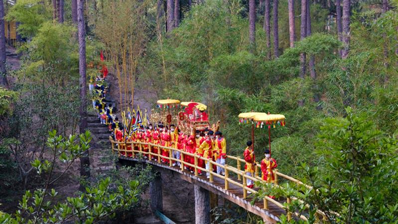 Lễ rước kiệu từ Đền Trung qua cầu long mạch tại Lễ Giỗ tổ Hùng Vương năm Nhâm Dần 2022.