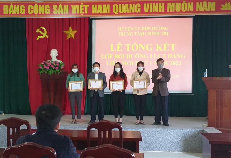 Lễ tổng kết lớp bồi dưỡng đảng viên mới huyện Đơn Dương năm 2022