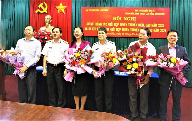 Ban Tuyên giáo Tỉnh ủy 4 tỉnh: Khánh Hòa, Ninh Thuận, Lâm Đồng, Bình Phước nhận hoa của  Vùng 4 Hải Quân