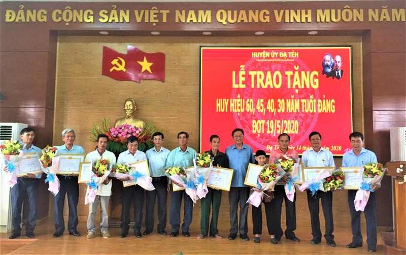 Huyện ủy Đạ Tẻh  trao Huy hiệu Đảng cho các đảng viên