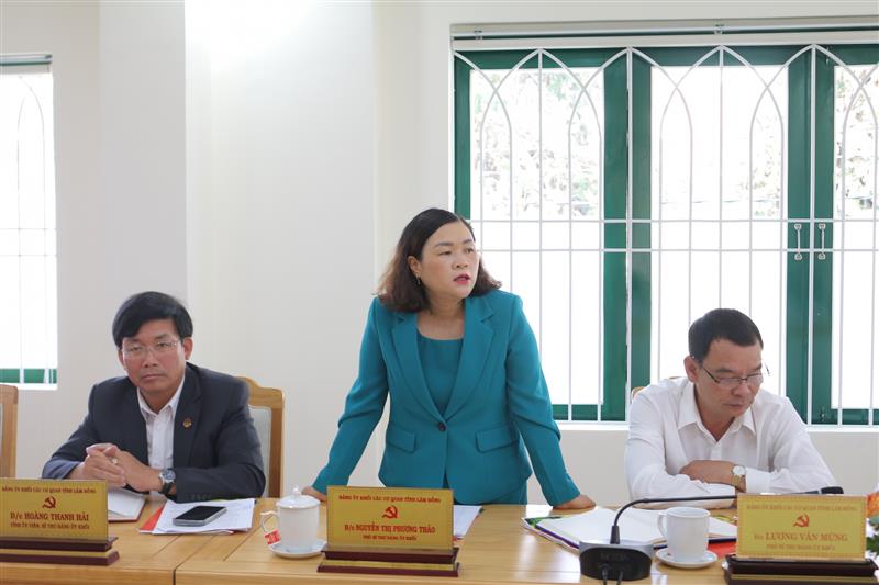Đồng chí Nguyễn Thị Phương Thảo - Phó Bí thư Thường trực Đảng ủy Khối trao đổi về những khó khăn, vướng mắc trong quá trình triển khai thực hiện nhiệm vụ của Đảng ủy Khối.