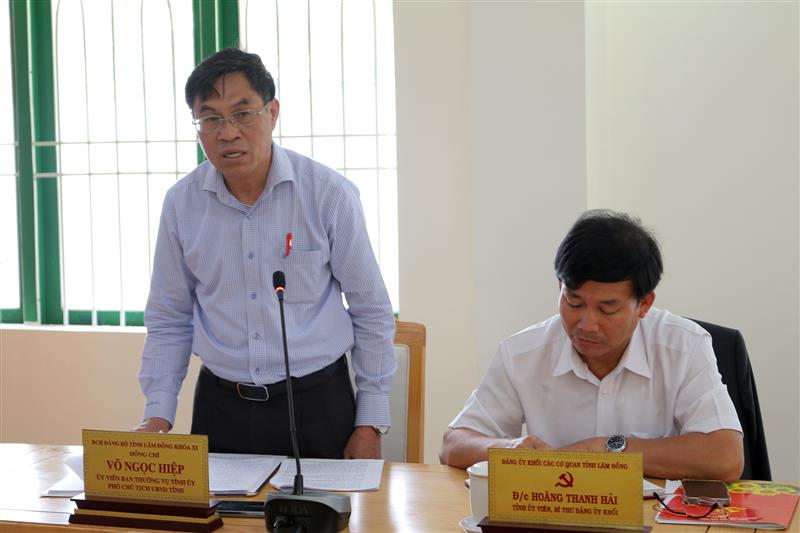 Đồng chí Võ Ngọc Hiệp - Ủy viên Ban Thường vụ Tỉnh ủy, Phó Chủ tịch UBND tỉnh trao đổi tại buổi làm việc.