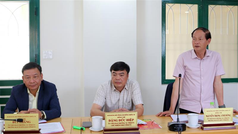 Đồng chí Nguyễn Trọng Ánh Đông - Ủy viên Ban Thường vụ Tỉnh ủy, Trưởng Ban Tổ chức Tỉnh ủy trao đổi tại buổi làm việc.