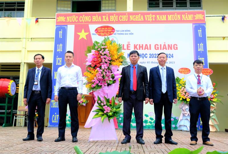 Lãnh đạo huyện Cát Tiên tặng hoa chúc mừng lễ khai giảng năm học mới.