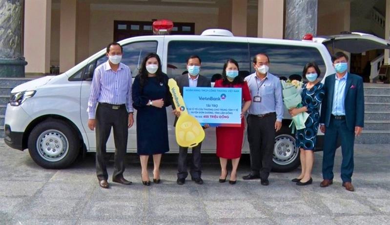 Lãnh đạo huyện Đơn Dương tiếp nhận xe cứu thương do Vietinbank Chi nhánh Lâm Đồng trao tặng