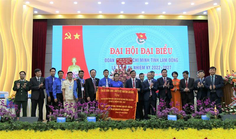 Lãnh đạo tỉnh trao tặng bức trướng cho tuổi trẻ Lâm Đồng và tặng hoa chúc mừng Đại hội