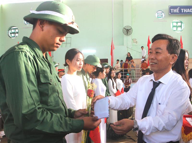 Đồng chí Nguyễn Quý Mỵ - Bí thư Huyện ủy, Chủ tịch HĐND huyện Đạ Huoai tặng quà, động viên tân binh.