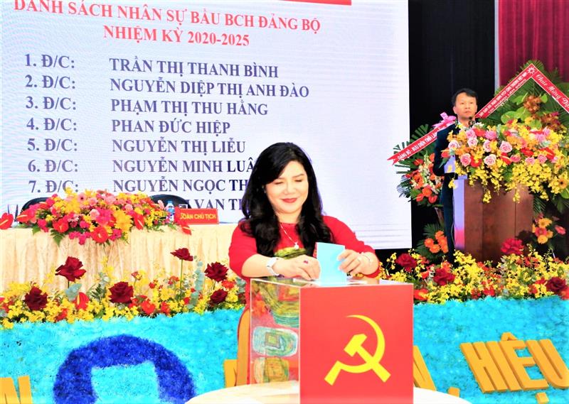 Nữ GĐ -Bí thư Đảng bộ Vietinbank Lâm Đồng - Phạm Thị Vạn Thanh tại Đại hội điểm Đảng bộ, nhiệm kỳ 2020 -2025.
