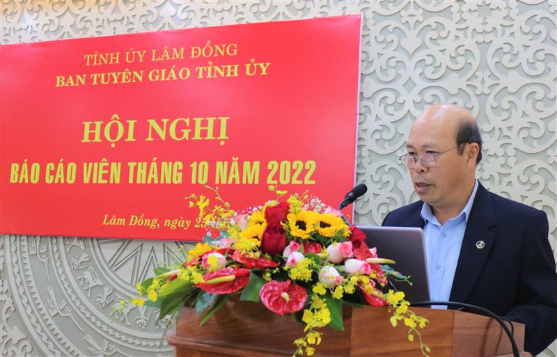 Đồng chí Nguyễn Văn Bằng – Phó Giám đốc Quỹ Bảo vệ và Phát triển rừng tỉnh Lâm Đồng thông tin chuyên đề.