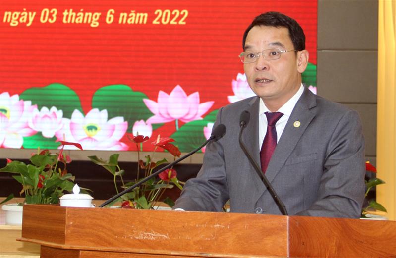 Phó Bí thư Đảng ủy Khối Các cơ quan tỉnh Lâm Đồng Lương Văn Mừng phát biểu đề dẫn buổi tọa đàm.