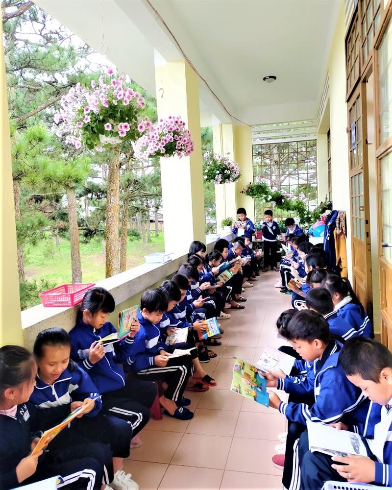 Phong trào đọc sách giờ ra chơi tại Trường TH Nam Hồ.