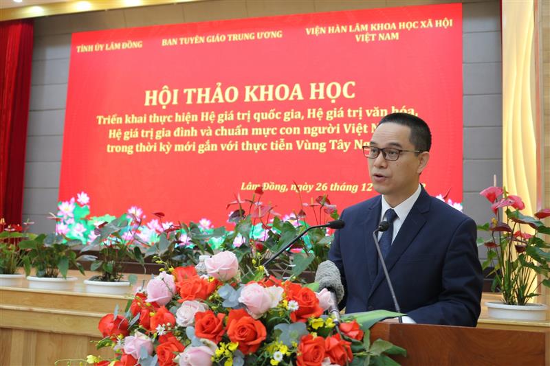 PGS.TS. Tạ Minh Tuấn - Phó Chủ tịch Viện Hàn lâm Khoa học xã hội Việt Nam phát biểu đề dẫn hội thảo.