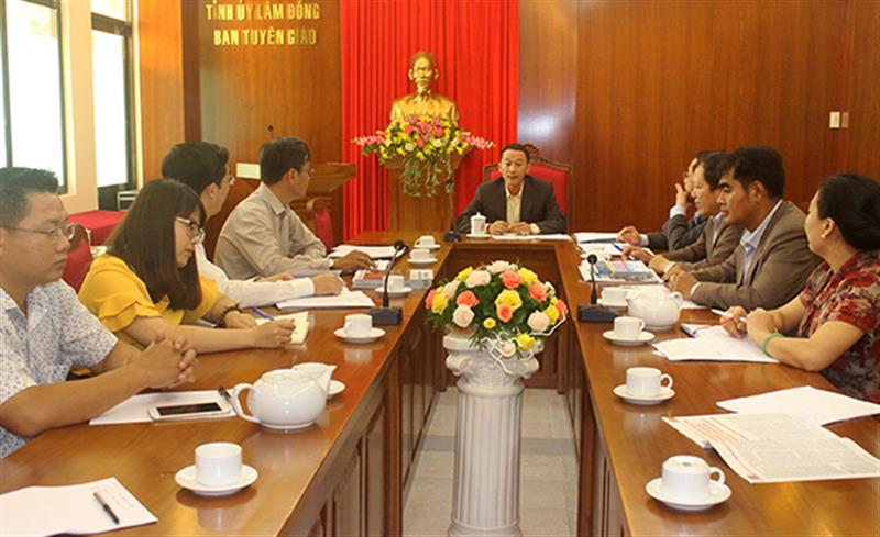 Các đại biểu tham dự buổi làm việc giữa Ban tuyên giáo và Tạp chí Cộng sản. Ảnh: N.Thu
