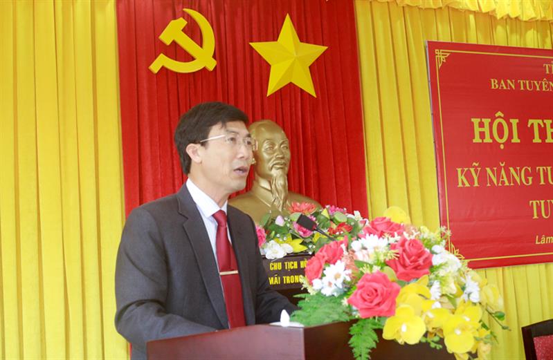 Thạc sĩ Phạm Kim Quang – Phó Hiệu trưởng Trường Chính trị tỉnh Lâm Đồng phát biểu đề dẫn Hội thảo