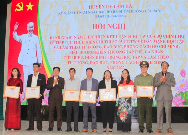 Trao Giấy khen của Chủ tịch UBND huyện Lâm Hà cho các tập thể và cá nhân điển hình tiêu biểu trong học tập và làm theo tư tưởng, đạo đức, phong cách Hồ Chí Minh