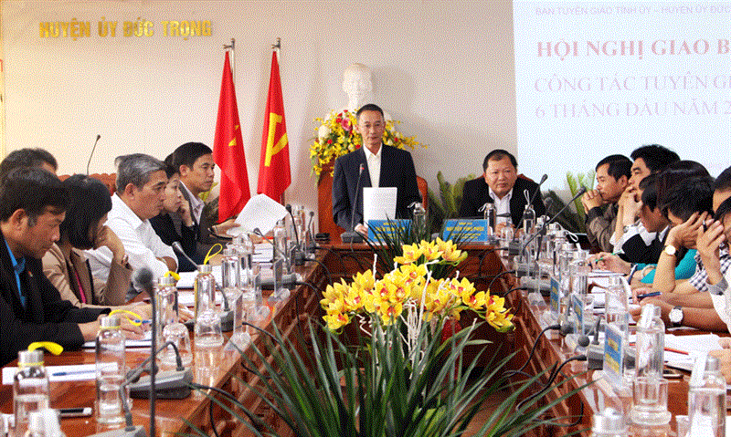 Đồng chí Trần Văn Hiệp - UVBTV Tỉnh ủy, Trưởng Ban Tuyên giáo Tỉnh ủy phát biểu chỉ đạo tại hội nghị