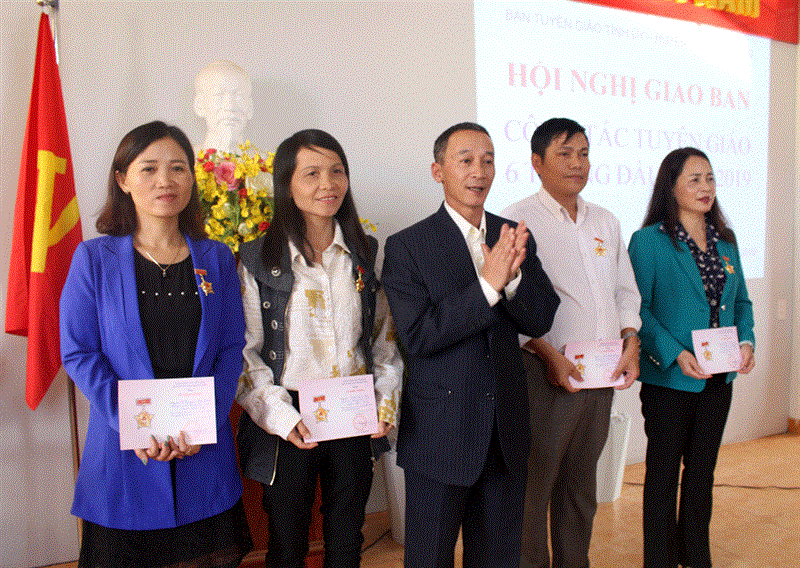 Đồng chí Trần Văn Hiệp - UVBTV Tỉnh ủy, Trưởng Ban Tuyên giáo Tỉnh ủy Trao kỷ niệm chương cho các cá nhân có nhiều thành tích trong công tác tuyên giáo