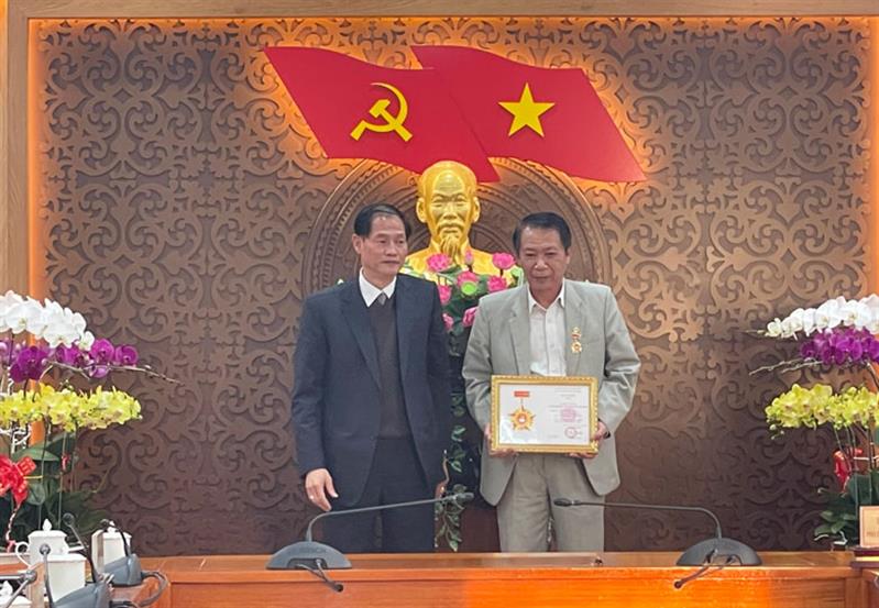 Trưởng Ban Tổ chức Tỉnh ủy trao Kỷ niệm chương “Vì sự nghiệp công tác Tổ chức xây dựng Đảng” cho cán bộ, đảng viên